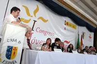  Uno de los jóvenes presenta las conclusiones de su grupo de trabajo.
