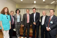  El alcalde de Río, Eduardo Paes –tercero por la dcha.–, junto a los dirigentes españoles en su despacho.