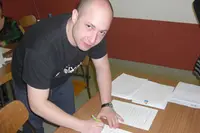  Matías Vázquez, firma el acta que le acredita como presidente. 