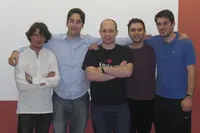 El presidente posa junto con el resto de la junta directiva.