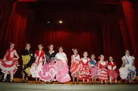  Los grupos folclóricos bailaron piezas de flamenco, jota vasca o muñeira gallega. 