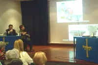  Ordiz observa las imágenes sobre la exposición Alfarería Negra.