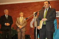  El alcalde de Cangas del Narcea, ante la antenta mirada de José Antonio Nespral y Emilio Fernández Rodríguez.