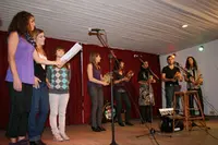  Uno de los grupos que actuó.