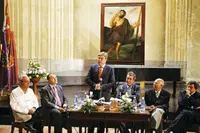  El presidente de las Cortes, José Manuel Fernández Santiago, acompañado por el resto de autoridades, se dirige a los presentes en el acto celebrado en la Basílica de San Francisco de Asís.