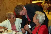  Fernández Santiago saludó a los asistentes a la comida en el hotel Habana Libre Tryp.