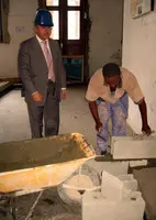  Colsa observa detalles constructivos de la obra.