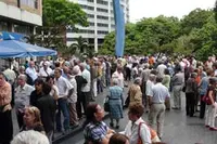  Decenas de ciudadanos se agolparon en la plaza ubicada frente a la sede del Consulado General de España en Caracas.