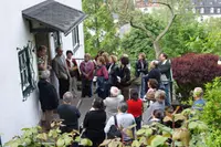  Los excursionistas, a la entrada de la casa del canciller cristiano-demócrata.