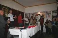 Iván Área y la banda de gaitas y cantareiras de la Federación interpretan melodías tradicionales gallegas.