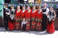  Uno de los grupos de baile que participaron en la Feria de Sevilla.