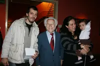  Manuel Cordeiro, acompañado por su hija Marina; su yerno, Gustavo Fernández; y su nieta, Ernestina.