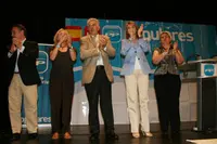  Cospedal -segunda por la dcha.-, durante el mitin en Lausanne.