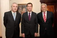  Núñez Feijóo, junto al nuevo director, Ónega -a la dcha.- y el saliente, Sobrado Palomares.