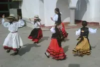  Los pequeños danzan al ritmo de una ‘muiñeira’.