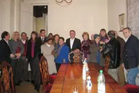 Alfredo Prada con simpatizantes en la sede el PP.