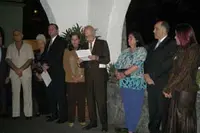  El profesor Francisco Ramón González, presidente de la Academia de la Cultura Canario-Venezolana, durante su alocución, en compañía de las autoridades invitadas.