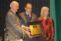 Jorge Alonso y María del Pilar Berzosa entregan la distinción a Pedro Bello.