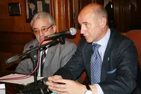  Camba asegura que la Xunta continuará prestando ayuda al Centro.