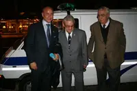  Camba, Martínez y Eiranova frente a la ambulancia que la Fundación Galicia Emigración donó al Centro Gallego de Buenos Aires, por gestión de Camba durante su gestión como delegado de la Fundación en Argentina.