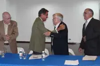  El cónsul general y el presidente del CRE se saludan.