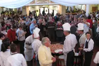  Los paelleros muestran su obra poco antes de empezar a ser degustada por los asistentes.
