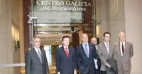  Santiago Camba posa en la entrada al Centro Galicia de Buenos Aires junto al delegado en ejercicio, Manuel Cao, y directivos de la entidad.