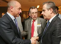 Santiago Camba y el ministro Corbacho se saludan en presencia de Francisco Ruiz.