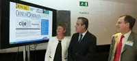  El ministro Corbacho, acompa&ntilde;ado por Rum&iacute; y Francisco Ruiz, observa la pantalla de la web &lsquo;cronicasdelaemigracion.com&rsquo;.