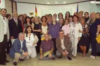  El consejero de Trabajo, el jefe de Gestión de la Consejería de Trabajo e Inmigración, Junta Directiva de la FEDED, así como representantes de las asociaciones, posan junto a las 22 nuevas cuidadoras. 