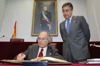  El Premio Nobel fima en el Libro de Oro de la Diputación.