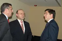  Olmos -a la dcha.-, con Matthias Wolf y López Bertrán