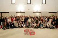  El presidente Herrera, acompañado por Alfonso Fernández Mañueco y Félix Colsa, posa con los jóvenes del exterior que están visitando la comunidad. 