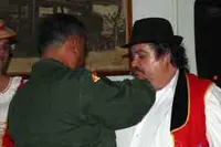  El presidente del CSAC e integrante del Grupo ‘Brisas Canarias’, Carmelo Hernández Méndez, es condecorado por el coronel Faría Villalobos.