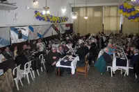  El salón del Centro Valle Miñor donde se celebró el almuerzo de camaradería estuvo rodeado y engalanado por las banderas de las doce instituciones que integran la Unión de Sociedades Gallegas.