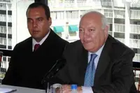  Alejando Fleming y Miguel Ángel Moratinos, durante el encuentro con los afectados.