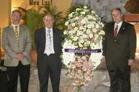  Carlos Carreira Quintas, Álvaro Sarria Pérez y Antonio Fabal Pérez colocaron la ofrenda floral en nombre de la Agrupación Galaica, Plancha 1.