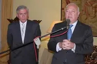  El ministro de Asuntos Exteriores y Cooperación, M. A. Moratinos, con el embajador Dámaso de Lario Ramírez .