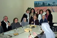  Un momento del brindis con las hermanas del colegio religioso.