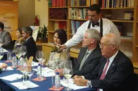  De izda. a dcha. : Ana María Villegas de González, Eugenio González de La Vega y Manuel Herrera Castilla, presidente y vicepresidente primero de Cavespa, respectiavmente.