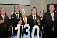   Santiago Camba –2º izda.– con los máximos representantes del Centro Gallego de Montevideo, durante la celebración del aniversario.