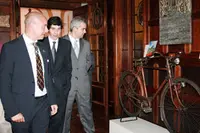 Guiados por Miguel Chiloteguy, Santiago Camba y Alejandro López recorren el MEGA.