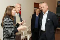 Camba y Marcote reciben las explicaciones en el Centro de Computación.