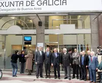  La comitiva posa en la puerta de las nuevas instalaciones de la Delegación de la Xunta. 
