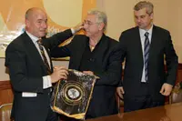   Camba recibe el banderín de la Unión de manos de Agiao. 