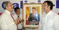 Feijóo recibe de regalo un retrato realizado por un artista colombiano.