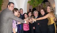  Los directivos de Fedecanarias brindan con cava por este nuevo aniversario del ente federativo. 