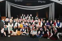   La consejera María José Ramos y Ana Rivas posan con los más de 70 integrantes de los grupos de baile de Mendoza, Valparaíso y Santiago de Chile que actuaron en la capital chilena.