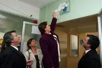 La consejera inaugura la Sala Asturias del hospital de San Fernando.