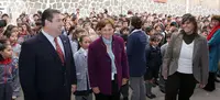 Villalobos, Ramos y Rivas, con los niños del centro. 